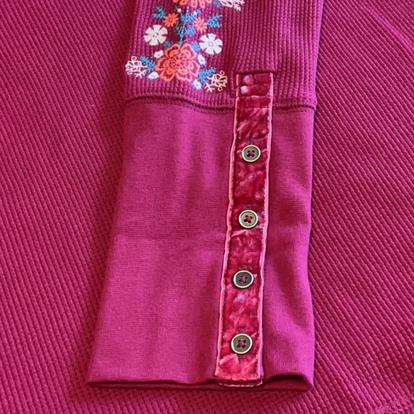 SUNDANCE CATALOG THERMAL TEE/ MED. - Picture 3 of 5